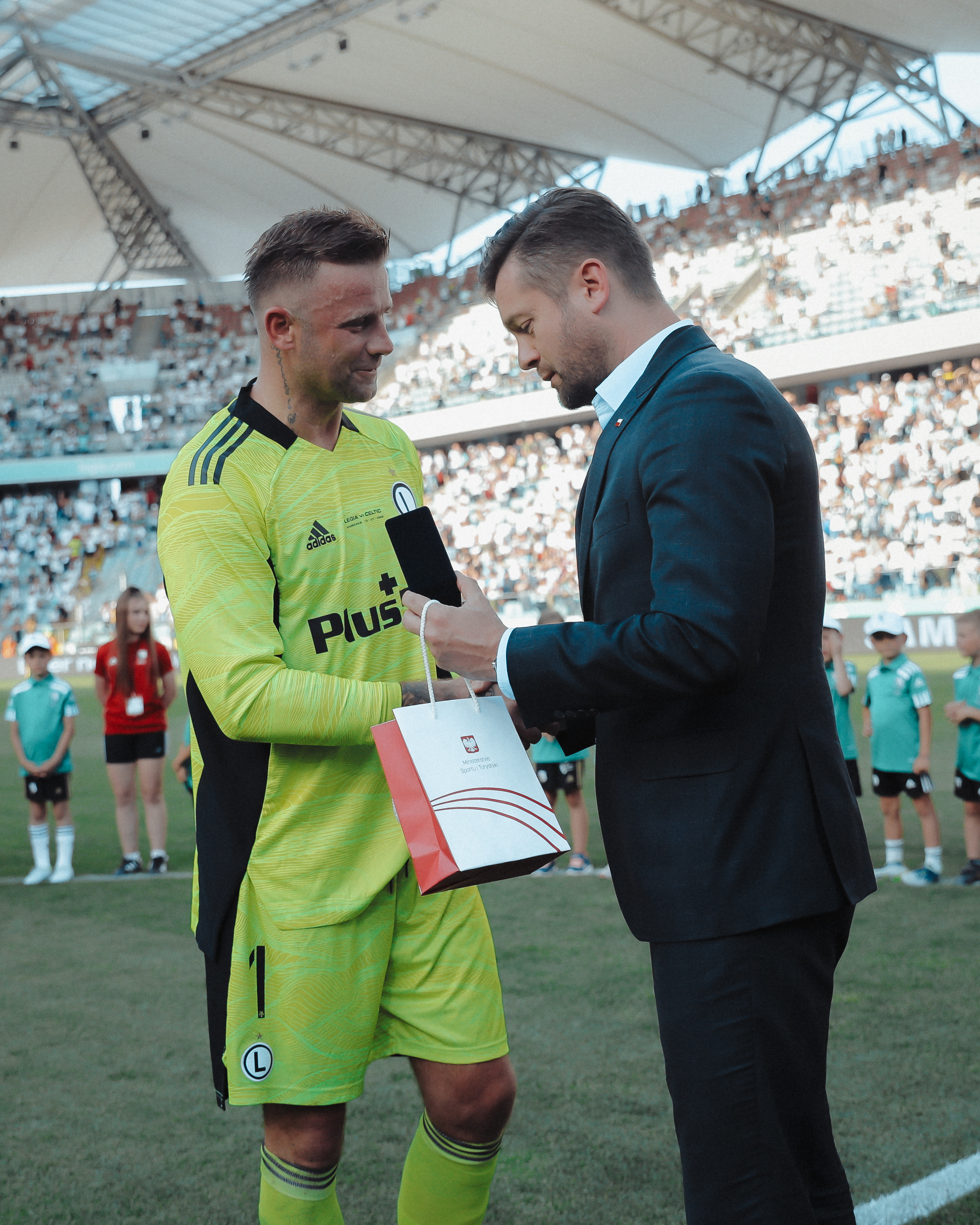 关于赔率变化传奇谢幕,球迷泪洒赛场的信息 关于赔率变化传奇谢幕,球迷泪洒赛场的信息