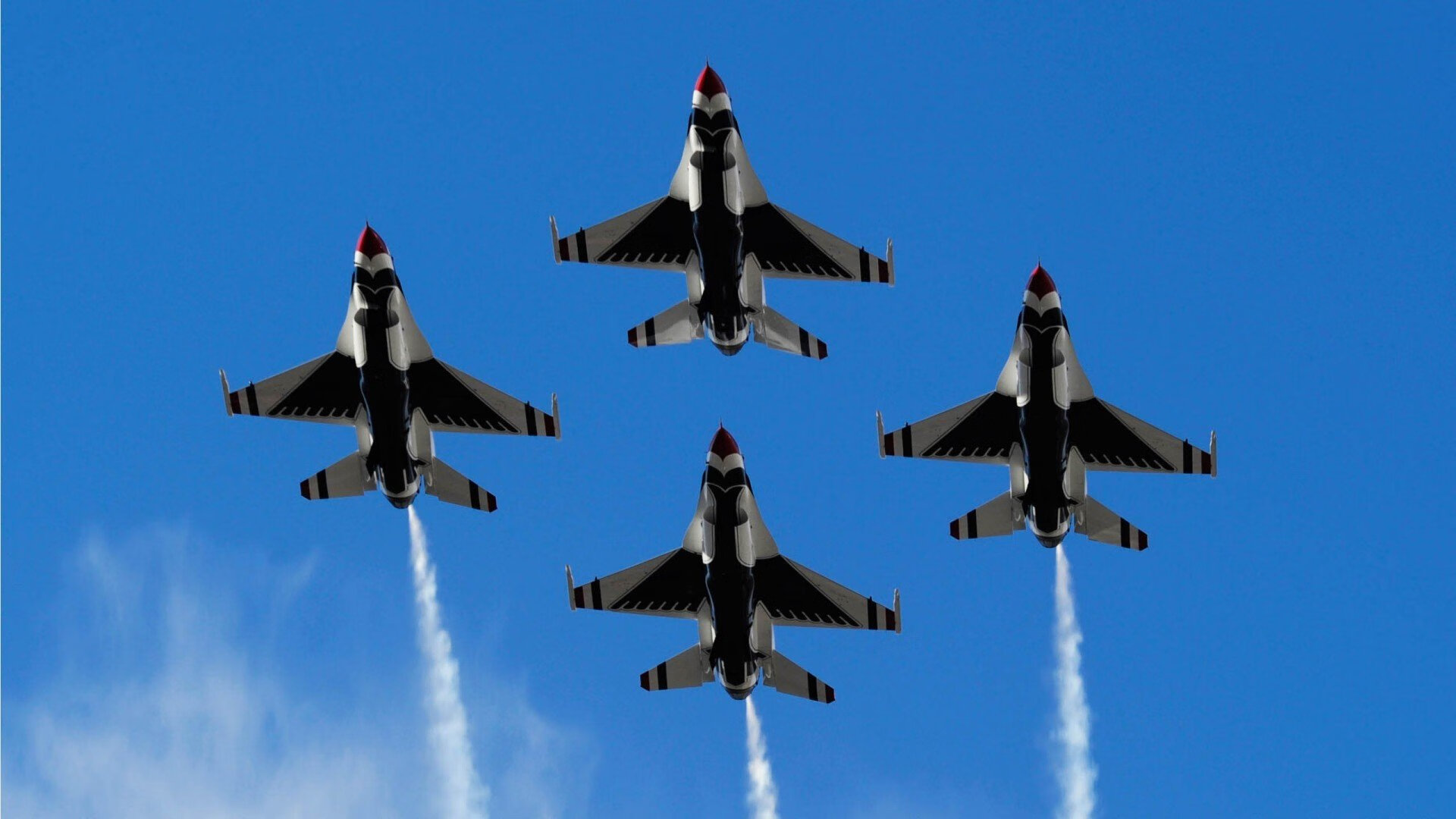 爱游戏在线-沙漠铁骑VS钢铁战车，当摩洛哥的团队风暴席卷拜仁，莱万用孤焰点燃夜空